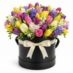 Цветы в коробке с гиацинтами